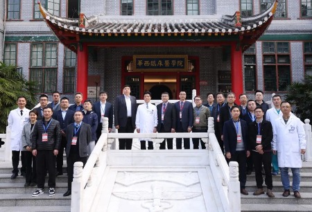 手術(shù)直播精彩演繹，大咖授課醍醐灌頂！圖邁?閃耀西南微創(chuàng)泌尿外科新技術(shù)論壇