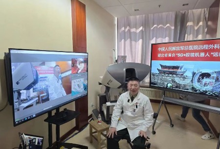 京荊攜手 醫(yī)療向“新”，張旭院士成功實(shí)施湖北省首臺(tái)“5G+國產(chǎn)腔鏡機(jī)器人”遠(yuǎn)程手術(shù)