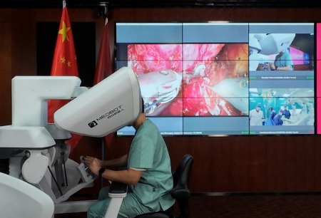 通訊距離超30000公里實施前列腺癌根治“金標準”手術(shù)！圖邁?機器人創(chuàng)造遠程手術(shù)距離最遠世界紀錄